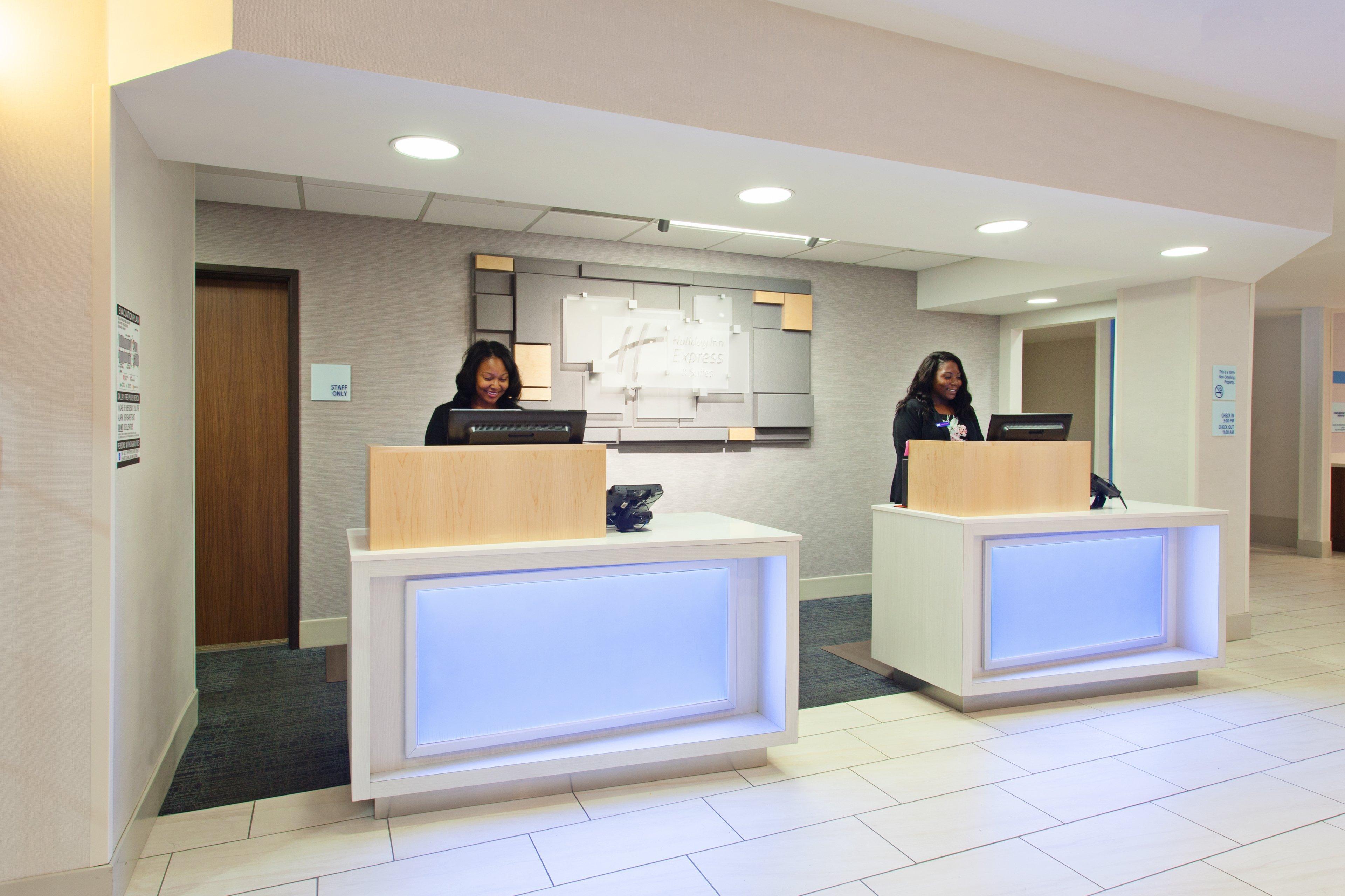 Holiday Inn Express & Suites Oakland - Airport By Ihg Exterior photo