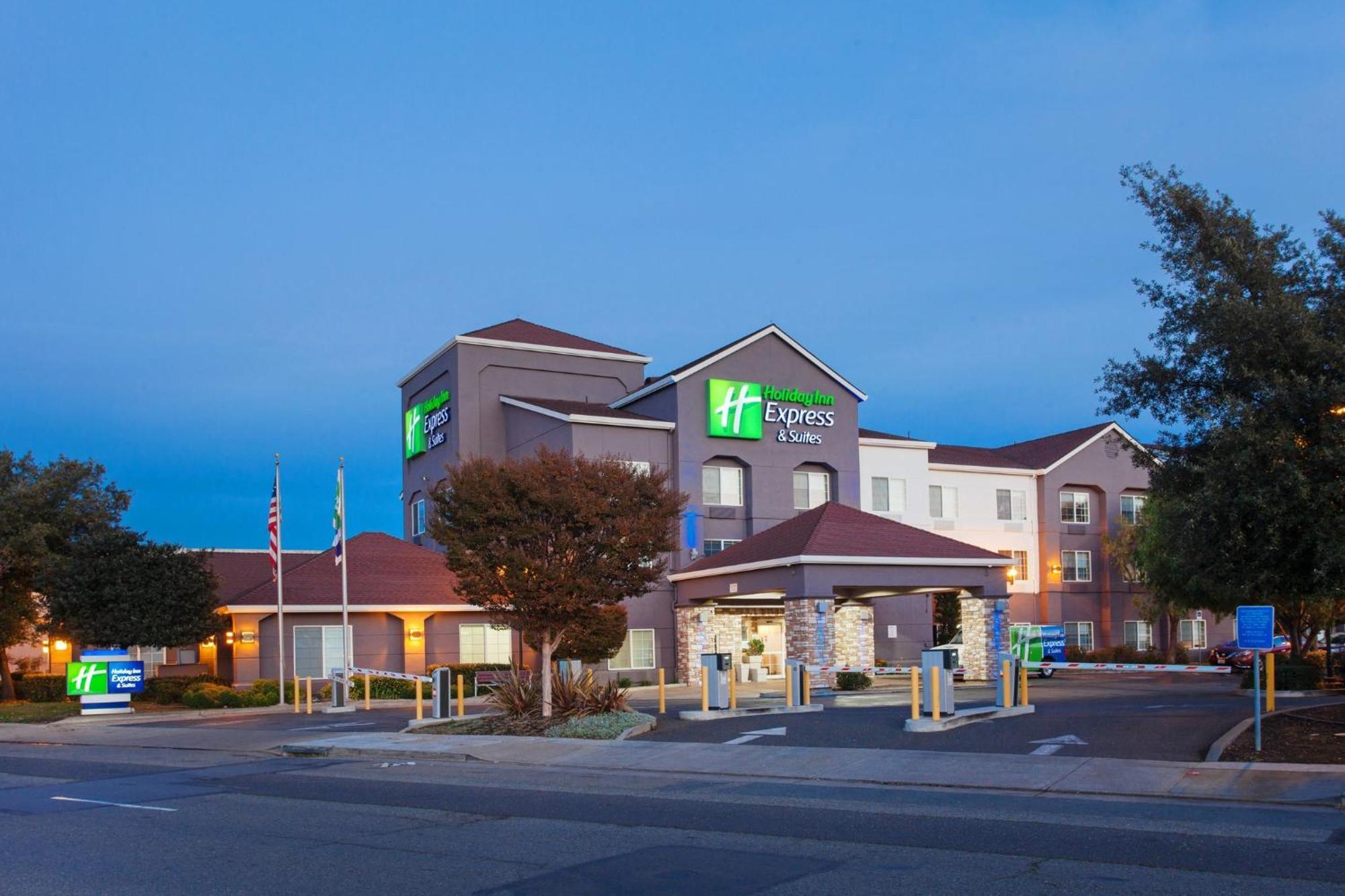 Holiday Inn Express & Suites Oakland - Airport By Ihg Exterior photo