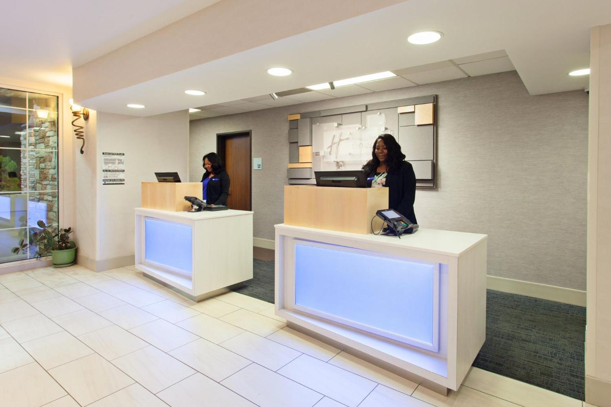 Holiday Inn Express & Suites Oakland - Airport By Ihg Exterior photo