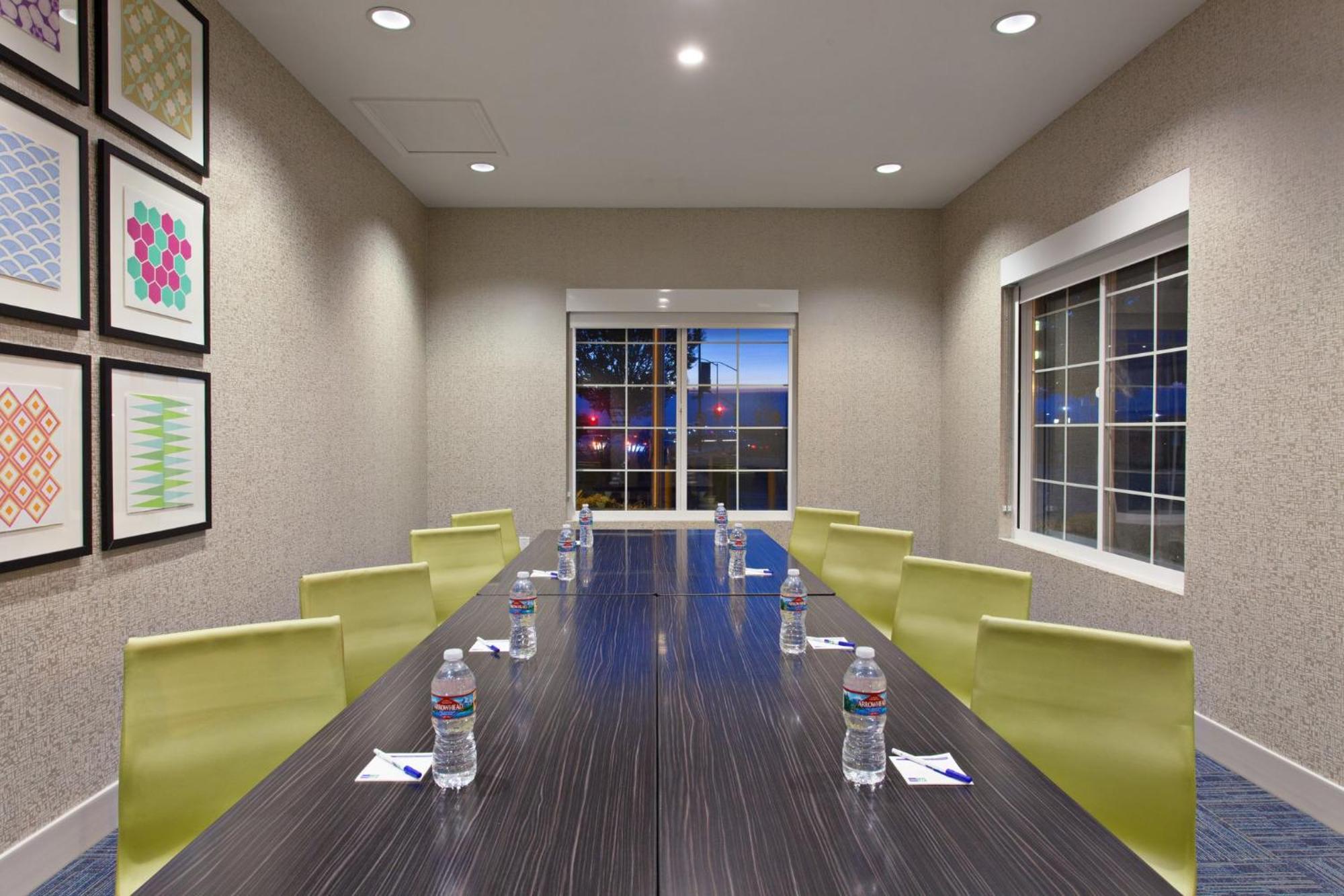 Holiday Inn Express & Suites Oakland - Airport By Ihg Exterior photo