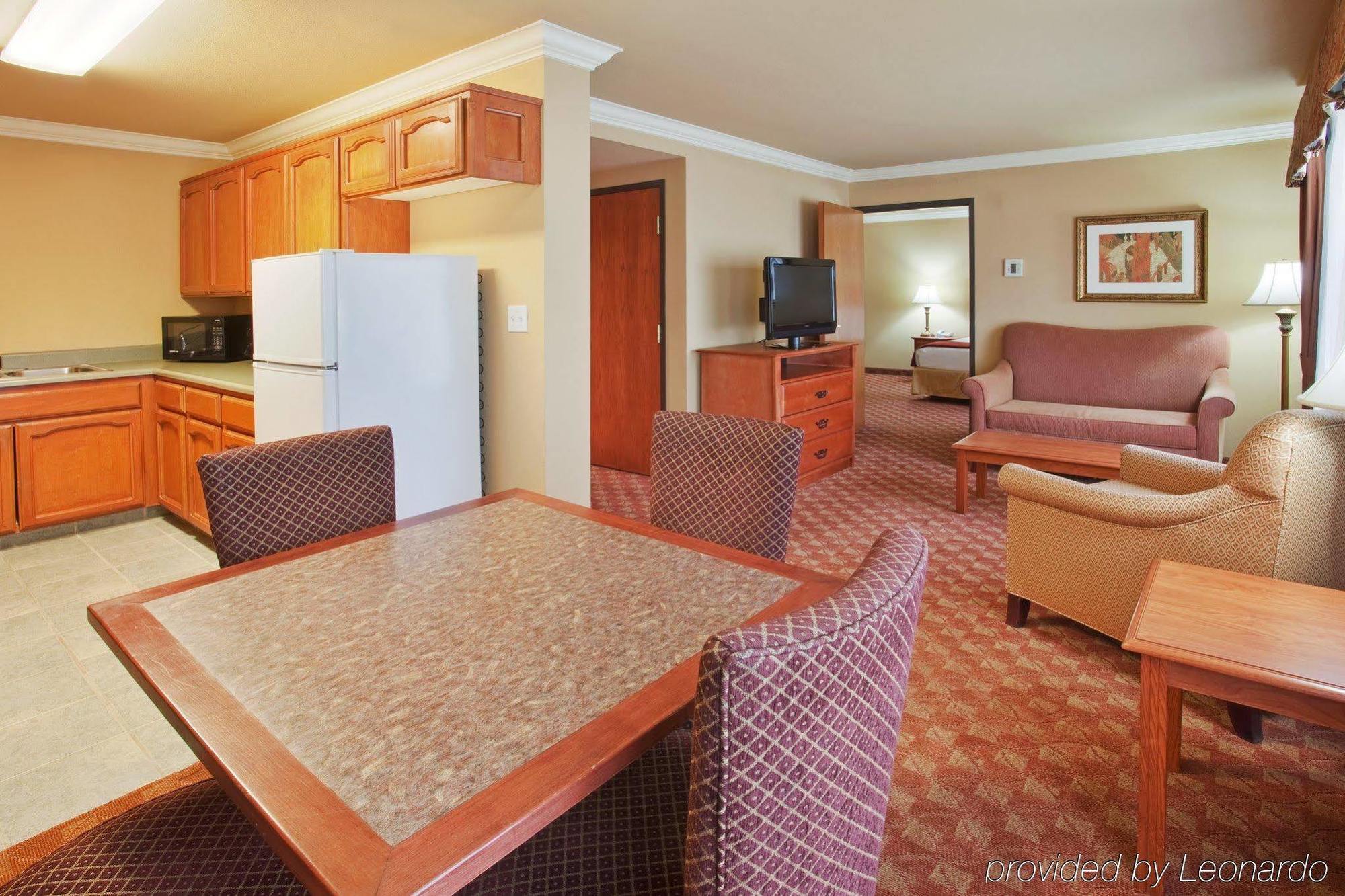 Holiday Inn Express & Suites Oakland - Airport By Ihg Exterior photo