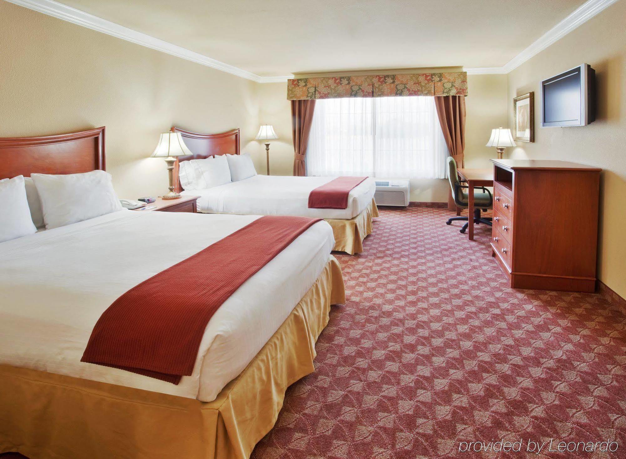Holiday Inn Express & Suites Oakland - Airport By Ihg Room photo