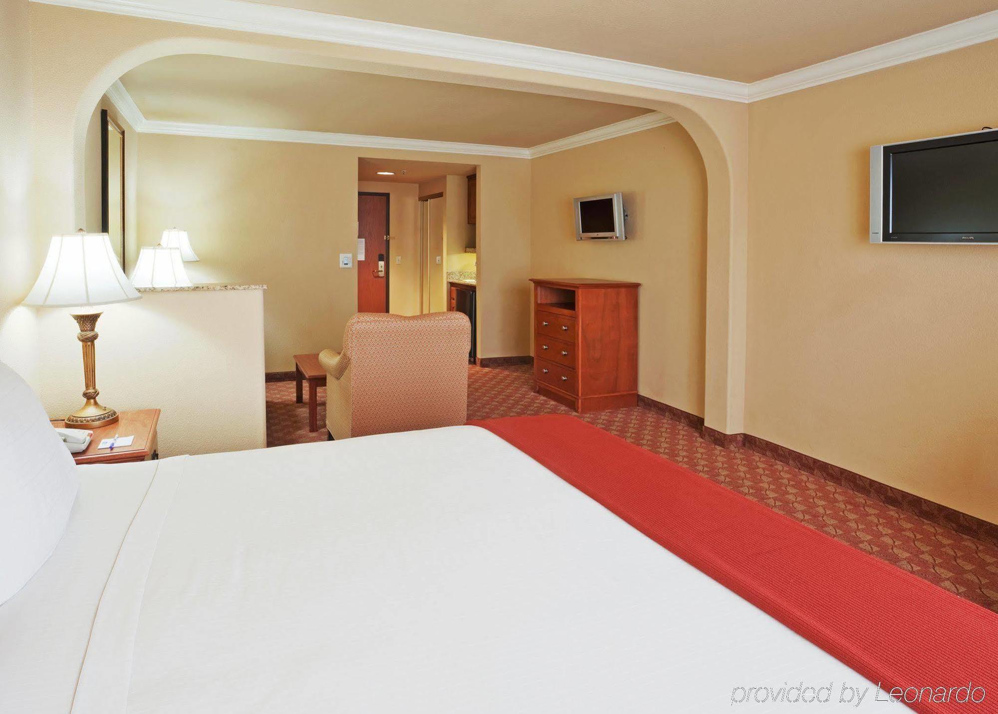 Holiday Inn Express & Suites Oakland - Airport By Ihg Room photo