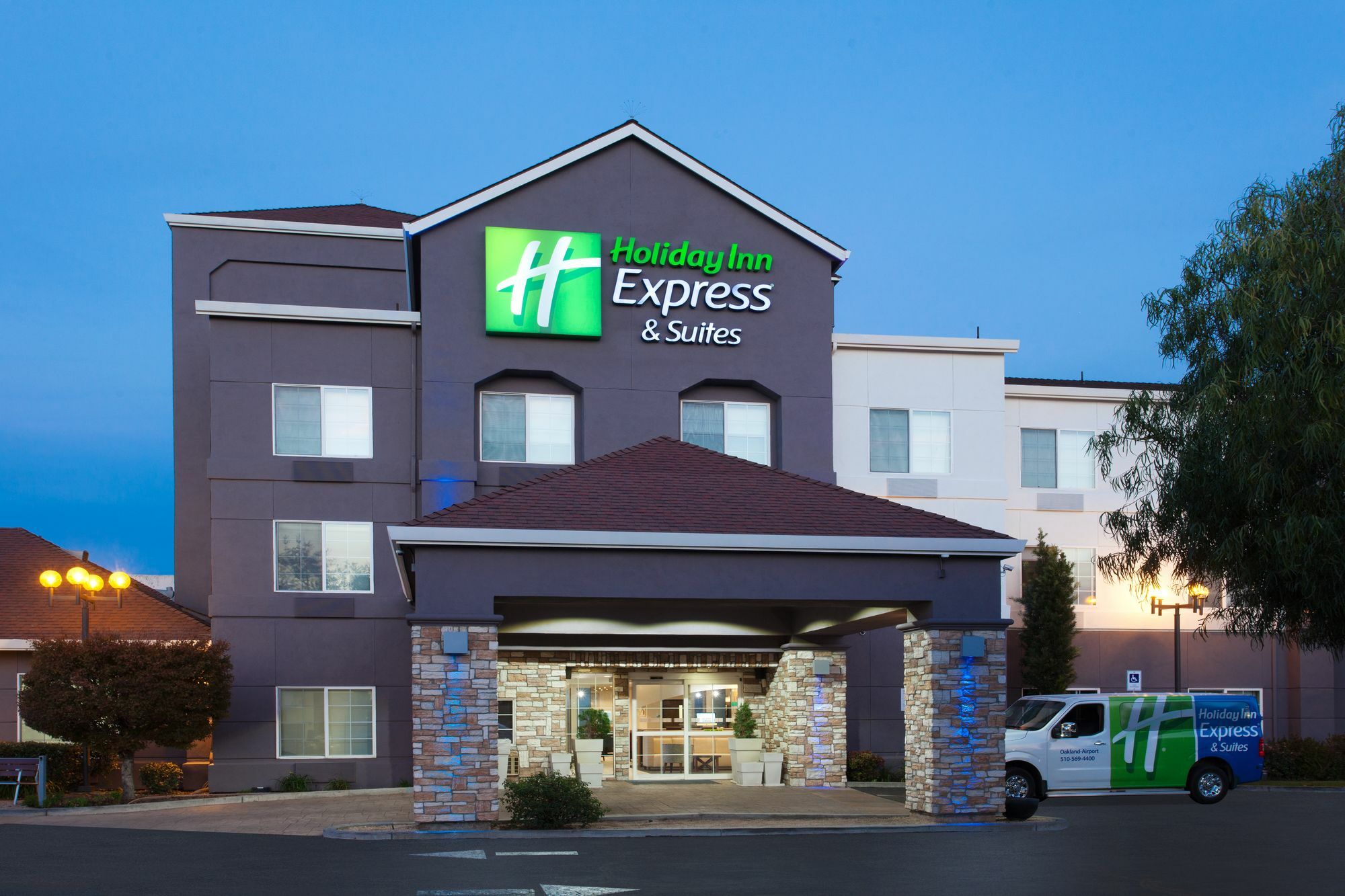 Holiday Inn Express & Suites Oakland - Airport By Ihg Exterior photo